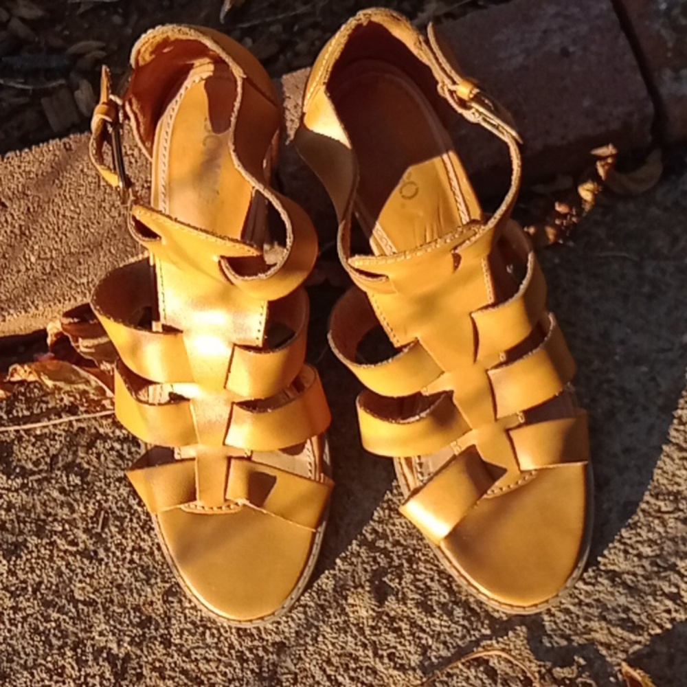 Bongo leather high heeled sandals size 9.
